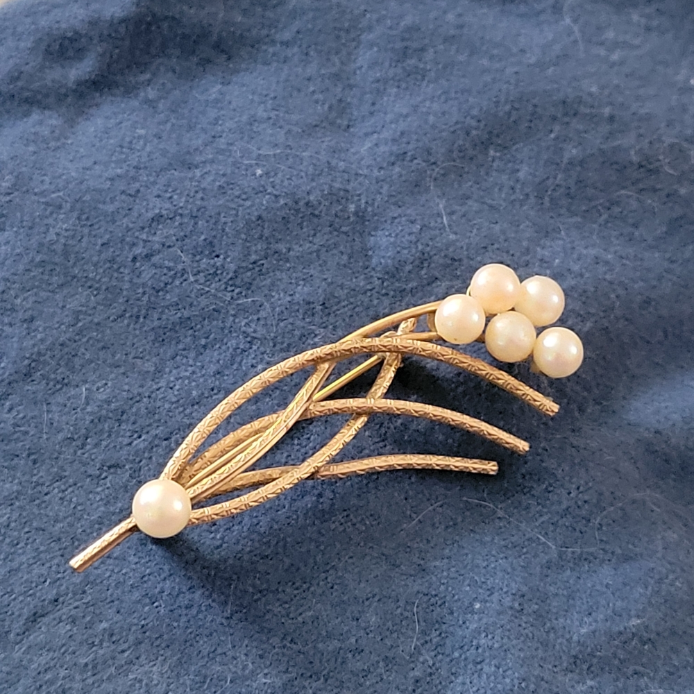 Elegant Gold and Pearl Brooch